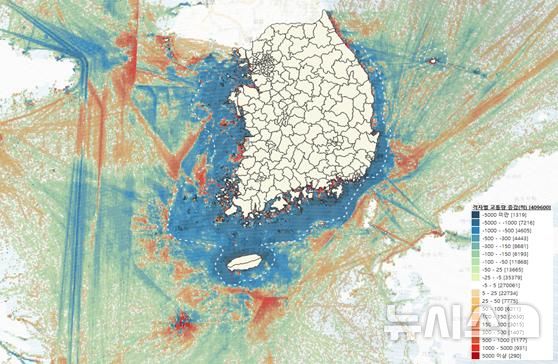 [서울=뉴시스] 해양교통안전정보시스템(MTIS)을 통해 분석한 지난해(2024년) 격자별 시간당 누적 교통량의 전년(’23년)대비 증감 현황. 