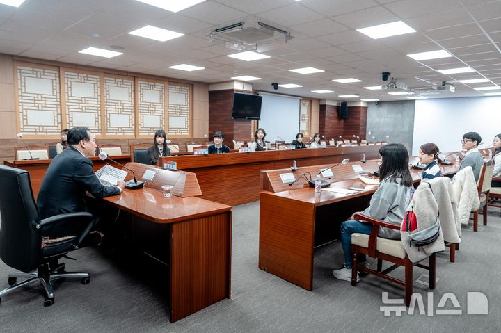 [오산=뉴시스] 제25기 오산시 청소년참여위원회 간담회 모습 (사진=오산시 제공) 2025.03.18.photo@newsis.com 