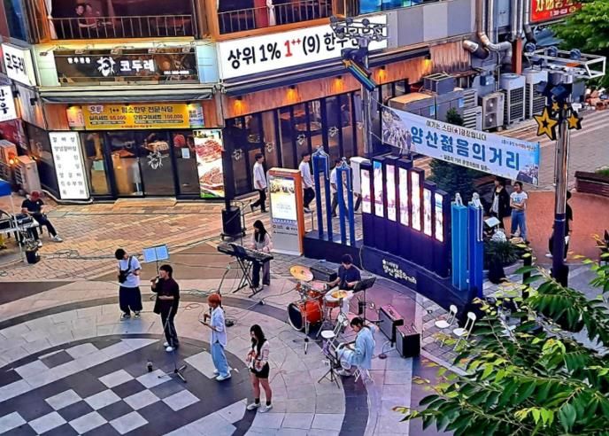 [양산=뉴시스] 양산젊음의거리 버스킹 문화공연. (사진=양산시 제공) 2025.03.18. photo@newsis.com *재판매 및 DB 금지