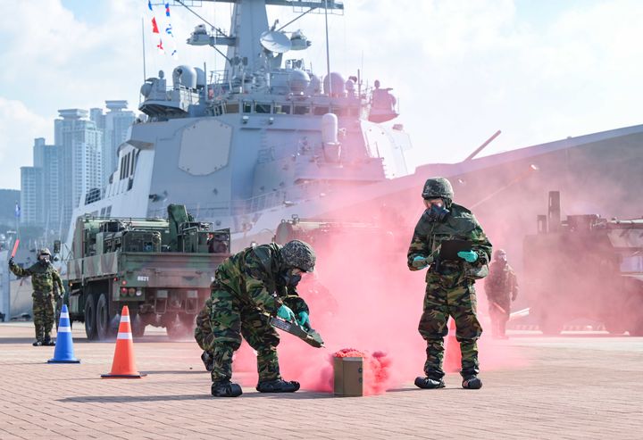 [부산=뉴시스] 해군작전사령부는 18일 부산 남구 부산작전기지에서 '2025 자유의 방패'(FS) 연습의 하나로 화생방 훈련을 실시했다고 밝혔다. (사진=해군작전사 제공) 2025.03.18. photo@newsis.com *재판매 및 DB 금지
