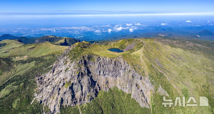[제주=뉴시스] 한라산 정상인 백록담분화구와 주변 능선 전경. (사진=뉴시스DB) ijy788@newsis.com