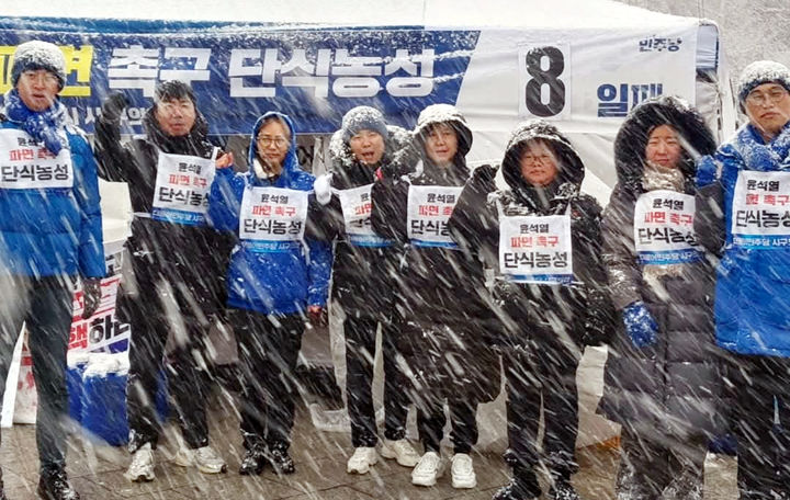 [광주=뉴시스] 더불어민주당 소속 광주 시의원과 구의원들이 18일 오전 눈보라를 맞으며 5·18민주광장 앞에서 8일째 철야 단식농성을 하고 있다. (사진=민주당 제공) 2025.03.18. photo@newsis.com *재판매 및 DB 금지