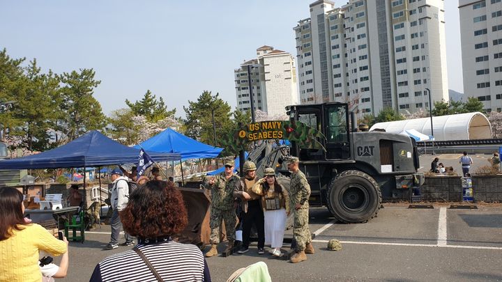 [창원=뉴시스] 강경국 기자 = 진해군항제 미해군 부대 개방. (사진=창원시청 제공). 2025.03.18. photo@newsis.com *재판매 및 DB 금지
