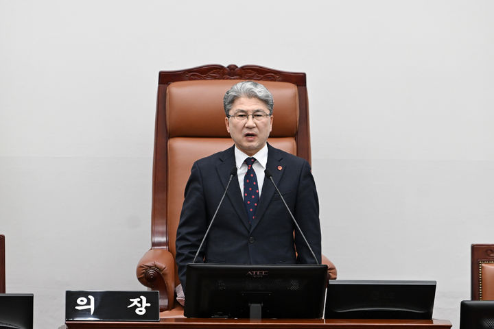 [제주=뉴시스] 이상봉 제주도의회 의장이 18일 오후 도의회 본회의장에서 열린 제436회 도의회 임시회 제1차 본회의에서 개회사를 하고 있다. 2025.03.18. photo@newsis.com *재판매 및 DB 금지