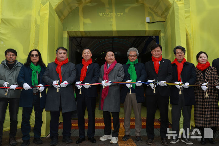 [청주=뉴시스] 18일 충북 청주시 상당구 문화동 당산 생각의 벙커에서 '당산 생각의 벙커, 색에 물들다' 기획전 개막식이 열리고 있다. (사진=충북도 제공) 2025.03.18. photo@newsis.com *재판매 및 DB 금지