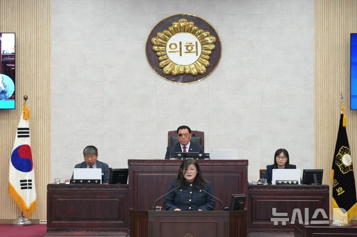 [안성=뉴시스] 안성시의휘 황윤희 시의원이 '송전선로 건설계획 철회 촉구 결의안'을 대표발의하고 있다. (사진 =안성시의회) 2025.03.18. photo@newsis.com 