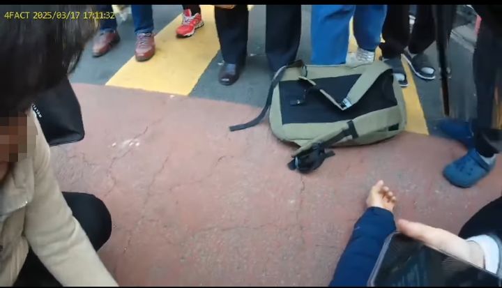 [부산=뉴시스] 부산에서 배달 오토바이 운전자가 길에 쓰러진 시민을 발견한 후 심폐소생술을 하면서 119에 신고하고 오토바이로 구급차의 길 터주기를 하는 영상이 공개됐다. (사진=SNS캡처) 2025.03.18. photo@newsis.com *재판매 및 DB 금지