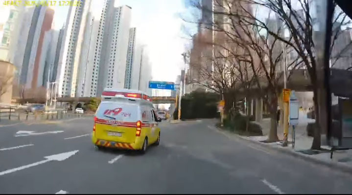 [부산=뉴시스] 부산에서 배달 오토바이 운전자가 길에 쓰러진 시민을 발견한 후 심폐소생술을 하면서 119에 신고하고 오토바이로 구급차의 길 터주기를 하는 영상이 공개됐다. (사진=SNS캡처) 2025.03.18. photo@newsis.com *재판매 및 DB 금지