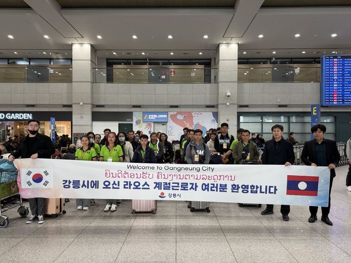 [강릉=뉴시스] 14일 강릉시 외국인 계절근로자 45명(공공형 30명, 농가형 15명)이 인천공항을 통해 입국해 단체사진을 찍고 있다.(사진=강릉시 제공) photo@newsis.com *재판매 및 DB 금지