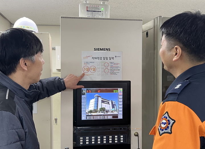 [대구=뉴시스] 대구북부소방서는 자체점검 미시행으로 발생하는 과태료를 예방하기 위해 알림 달력을 보급했다. (사진=대구북부소방서 제공) 2025.03.18. photo@newsis.com *재판매 및 DB 금지