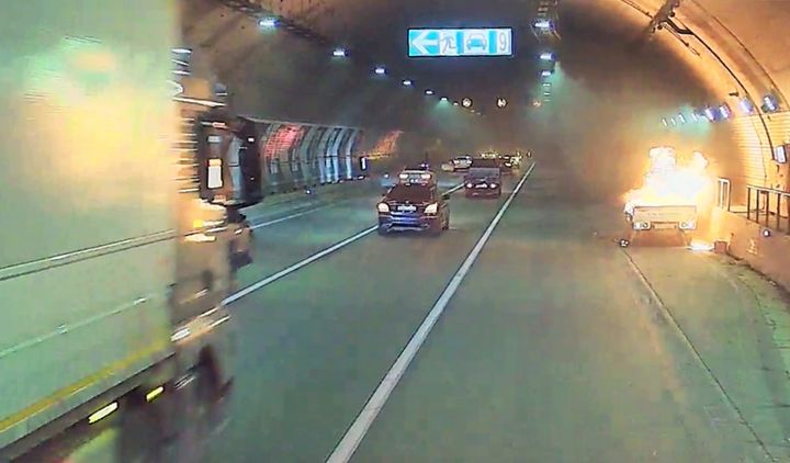 [인천=뉴시스] 18일 오후 인천 동구 수도권 제2순환고속도로 인천∼김포 구간(김포방향) 내 북항터널에서 주행 중이던 1t 화물차 적재함에서 불이 나고 있다. (사진=인천소방본부 제공) 2025.03.18. photo@newsis.com *재판매 및 DB 금지