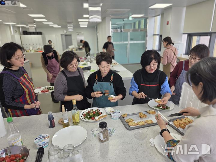 [광주(경기)=뉴시스] 광주시 자연채 푸드팜 센터가 요리 강좌를 확대 운영키로 했다. 사진은 요리강습을 받고 있는 시민들 (사진=광주시 제공) 2025.03.18.photo@newsis.com