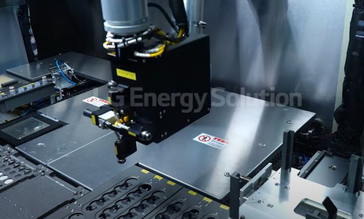 [서울=뉴시스] LG에너지솔루션이 최근 공개한 코인셀 자동화 대량 생산 기기의 모습. (사진=LG에너지솔루션 유튜브) 2025.3.18. photo@newsis.com *재판매 및 DB 금지