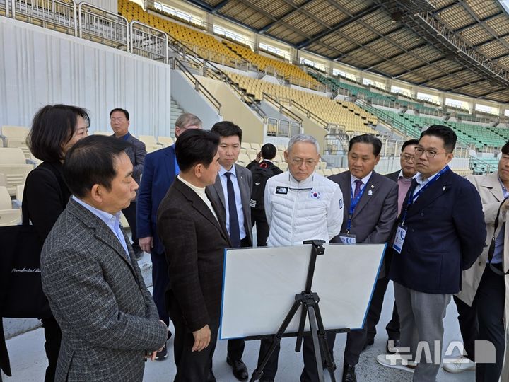 [의정부=뉴시스]유인촌 문화체육관광부 장관이 경기 의정부시 종합운동장 일대 추진 중인 레저스포츠타운 조성 사업에 대한 설명을 듣고 있다.(사진=의정부시 제공).photo@newsis.com