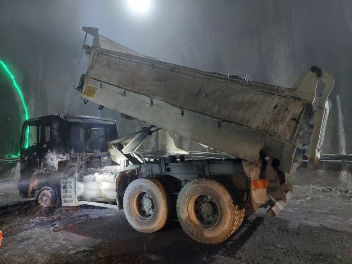 [강릉=뉴시스] 강릉-제진 동해선 2공구 터널 공사 현장에서 작업차량이 불에 탄 모습.(사진=강릉소방서 제공) photo@newsis.com *재판매 및 DB 금지