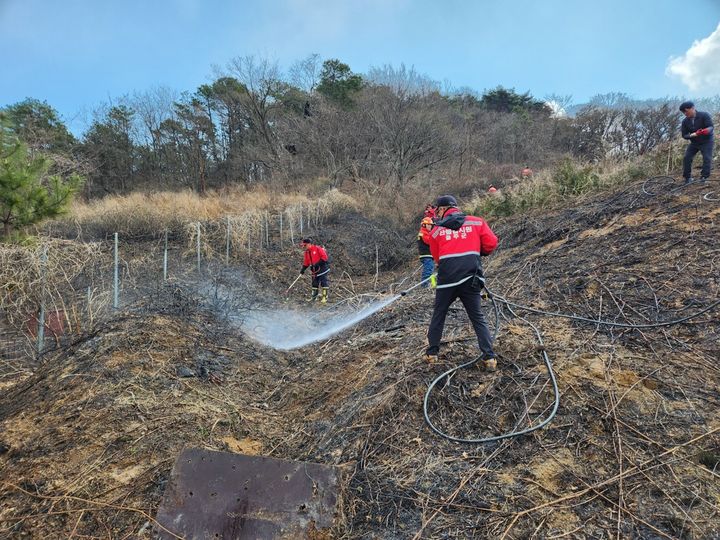 [울산=뉴시스] 지난 2025년 3월18일 오전 울산시 울주군 온양읍 발리 한 야산에서 불이나 진화작업이 이뤄지고 있다. (사진=뉴시스 DB). photo@newsis.com *재판매 및 DB 금지