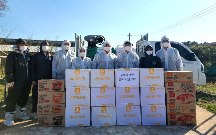 [무안=뉴시스] 농협 전남지역본부는 구제역 확산 차단을 위해 영암 방역 현장 상황을 점검하고 방역 물품 등을 긴급 지원했다. (사진=전남농협 제공) 2025.03.18. photo@newsis.com *재판매 및 DB 금지