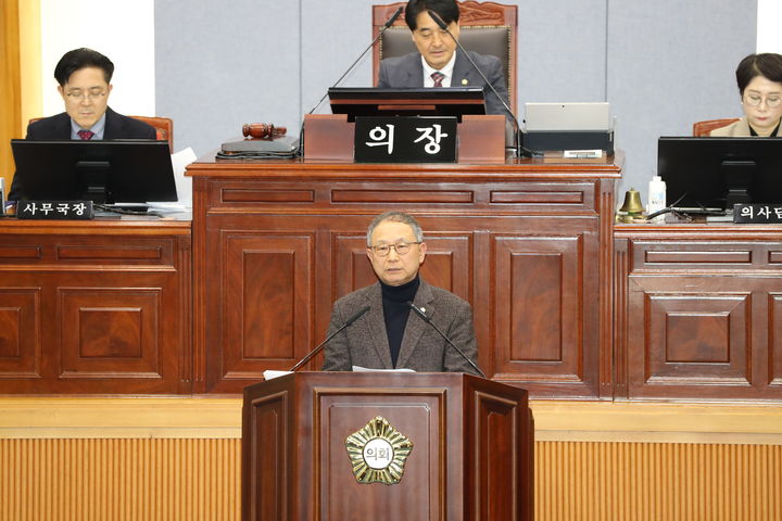 [울산=뉴시스] 18일 울산 남구의회에서 제268회 임시회 제2차 본회의가 열린 가운데 임금택 의원이 5분 자유발언을 통해 장생포 야간경관 개선사업에 대한 전면 재검토를 촉구하고 있다. (사진=울산 남구의회 제공) 2025.03.18. photo@newsis.com *재판매 및 DB 금지