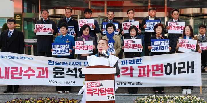 [순천=뉴시스] 전남 순천시의회 김미연 의원이 18일 순천시청 정문앞에서 윤 대통령 파면 선고를 촉구하며 삭발한 뒤 입장문을 읽고 있다. (사진=독자 제공) 2025.03.18. photo@newsis.com *재판매 및 DB 금지