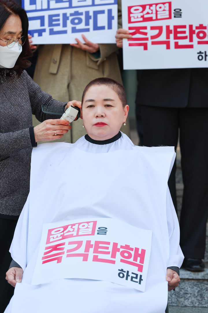 [순천=뉴시스] 순천시의회 김미연 의원이 18일 순천시청 정문앞에서 윤 대통령 파면 선고를 촉구하며 삭발하고 있다. (사진=독자 제공) 2025.03.18. photo@newsis.com *재판매 및 DB 금지