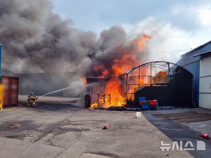 [제주=뉴시스] 18일 오후 제주 서귀포시 서홍동 소재 선과장 창고에서 불이 나 소방당국이 진화에 나서고 있다. (사진=제주소방안전본부 제공) 2025.03.18. photo@newsis.com