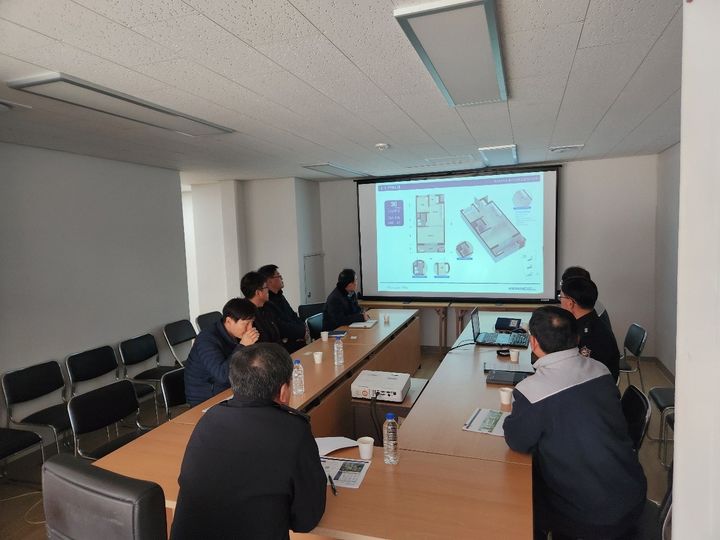 [울산=뉴시스] 구미현 기자 =울산 중부소방서는 18일 최근 공정률 80%이상 진행된 관내 대형공사장(다운2지구 A-6BL)을 방문, 소방안전 점검을 실시했다. photo@newsis.com *재판매 및 DB 금지