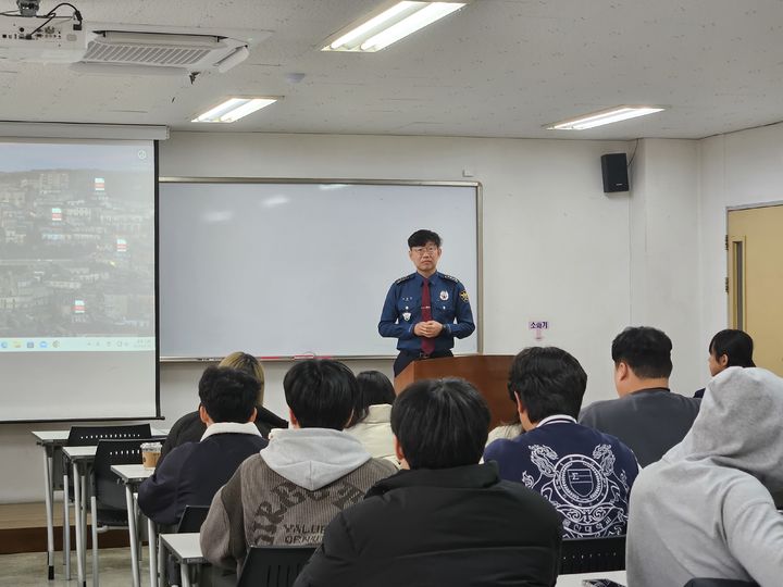 [울산=뉴시스] 구미현 기자 = 우문영 울산중부경찰서장은 18일 울산대학교 경찰학과 학생들을 대상으로 범죄예방 특강을 실시했다. photo@newsis.com *재판매 및 DB 금지