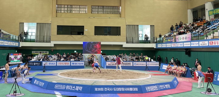 [통영=뉴시스] 신정철 기자= 통영시는 오는 24일부터 30일까지 7일간 충무체육관에서 전국 초등부, 중등부, 고등부, 대학부, 여자부 110여개 팀 2000여 명의 선수가 참가하는 ‘제39회 전국 시·도대항 장사씨름대회’를 개최한다.사진은 통영시 충무체육관 모습.(사진=통영시 제공).2025.03.18. photo@newsis.com *재판매 및 DB 금지