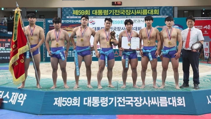 [통영=뉴시스] 신정철 기자= 통영시는 오는 24일부터 30일까지 7일간 충무체육관에서 전국 초등부, 중등부, 고등부, 대학부, 여자부 110여개 팀 2000여 명의 선수가 참가하는 ‘제39회 전국 시·도대항 장사씨름대회’를 개최한다.사진은 통영시 충무고 씨름선수단 모습.(사진=통영시 제공).2025.03.18. photo@newsis.com *재판매 및 DB 금지