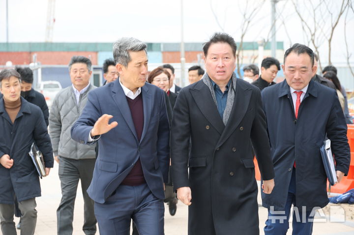 [포항=뉴시스] 송종욱 기자 = 최태원 대한상공회의소 회장과 이강덕 시장이 포항 영일만항을 둘러보는 모습. (사진=포항시 제공) 2025.03.18. photo@newsis.com