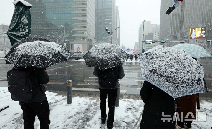 [서울=뉴시스] 고범준 기자 = 서울에 역대 가장 늦은 대설주의보가 내려진 18일 오전 서울 종로구 세종대로사거리에서 시민들이 발걸음을 옮기고 있다. 2025.03.18. bjko@newsis.com
