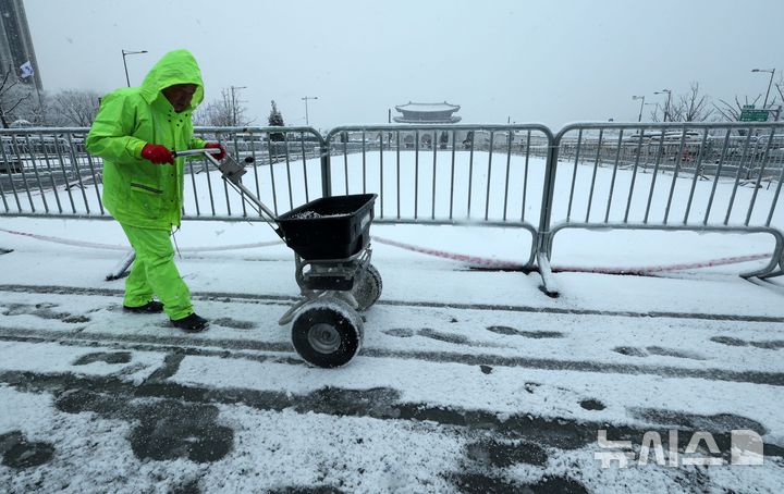 [서울=뉴시스] 고범준 기자 = 서울에 역대 가장 늦은 대설주의보가 내려진 18일 오전 서울 종로구 광화문광장에서 관계자가 제설작업을 하고 있다. 2025.03.18. bjko@newsis.com