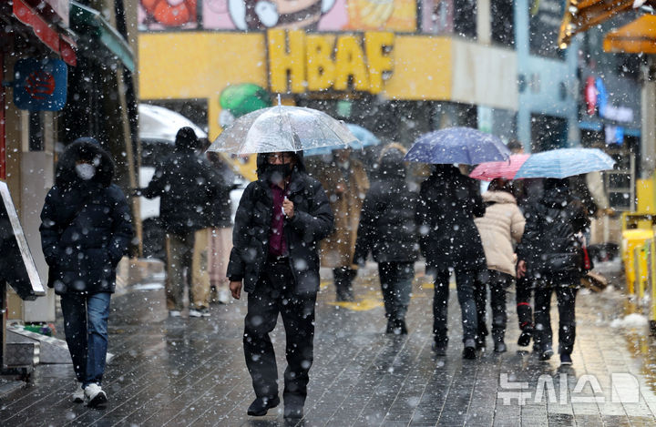 [서울=뉴시스] 김선웅 기자 = 전국 대부분 지역에 비나 눈이 내리고 영하권 추위가 예보된 18일 오전 서울 중구 명동거리에서 우산을 쓴 시민들이 길을 걷고 있다. 2025.03.18. mangusta@newsis.com