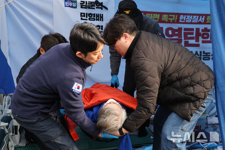 [서울=뉴시스] 김명원 기자 =18일 오전 서울 종로구 광화문 앞 농성장에서 단식 농성중인 민형배 더불어민주당 의원이 구급대에 의해 병원으로 이송되고 있다. 2025.03.18. kmx1105@newsis.com
