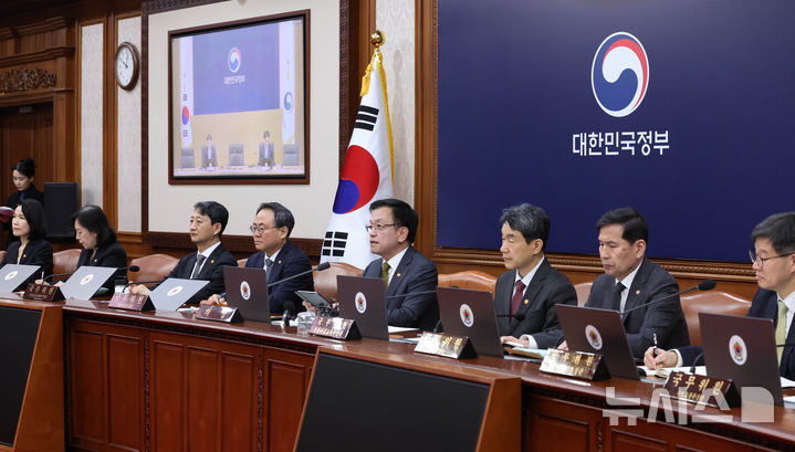 [서울=뉴시스] 조수정 기자 = 최상목 대통령 권한대행 부총리 겸 기획재정부 장관이 18일 정부서울청사에서 열린 국무회의를 주재하고 있다. 2025.03.18. chocrystal@newsis.com