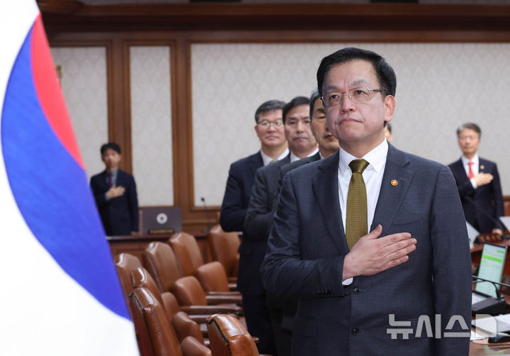 [서울=뉴시스] 조수정 기자 = 최상목 대통령 권한대행 부총리 겸 기획재정부 장관이 18일 정부서울청사에서 열린 국무회의에서 국기에 경례하고 있다. 2025.03.18. chocrystal@newsis.com