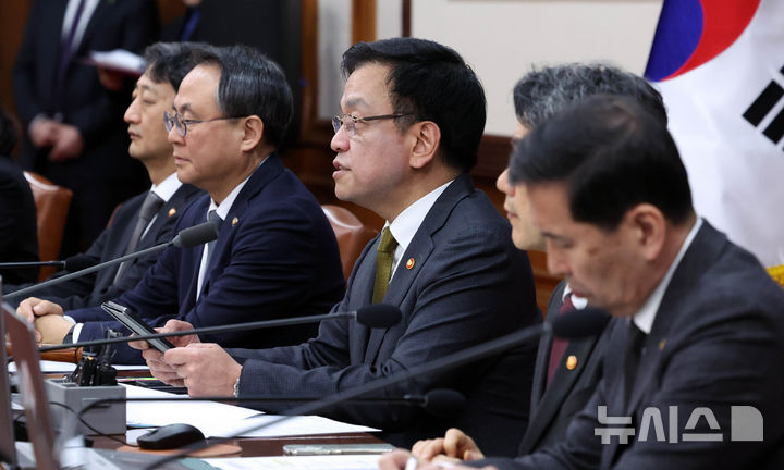 [서울=뉴시스] 조수정 기자 = 최상목 대통령 권한대행 부총리 겸 기획재정부 장관이 18일 정부서울청사에서 열린 국무회의에서 발언하고 있다. 2025.03.18. chocrystal@newsis.com