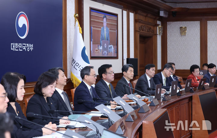 [서울=뉴시스] 조수정 기자 = 최상목 대통령 권한대행 부총리 겸 기획재정부 장관이 18일 정부서울청사에서 열린 국무회의에서 발언하고 있다. 2025.03.18. chocrystal@newsis.com