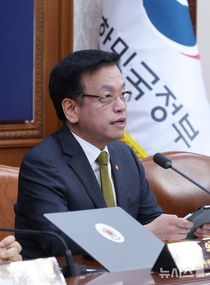 [서울=뉴시스] 조수정 기자 = 최상목 대통령 권한대행 부총리 겸 기획재정부 장관이 18일 정부서울청사에서 열린 국무회의를 주재하고 있다. 2025.03.18. chocrystal@newsis.com