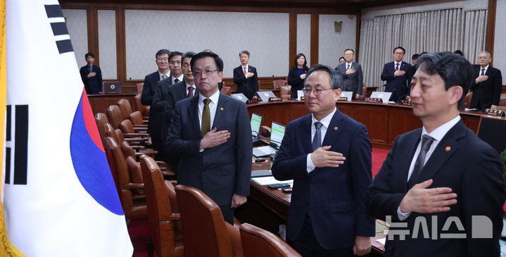 [서울=뉴시스] 조수정 기자 = 최상목 대통령 권한대행 부총리 겸 기획재정부 장관이 18일 정부서울청사에서 열린 국무회의에서 국기에 대한 경례를 하고 있다. 2025.03.18. chocrystal@newsis.com