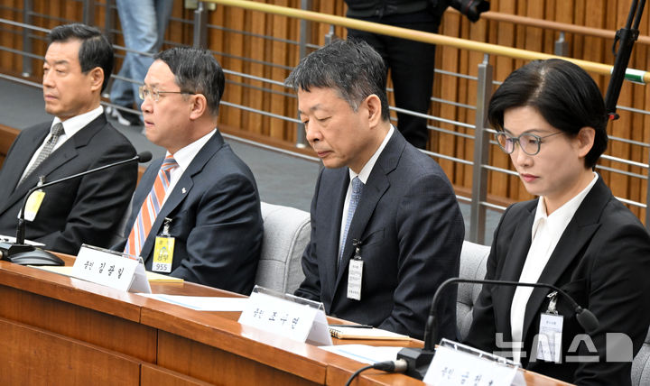 [서울=뉴시스] 국회사진기자단 = 지난 3월 국회에서 열린 정무위 전체회의의 홈플러스·MBK 파트너스 및 삼부토건 관련 긴급 현안질의에서 조주연(오른쪽 부터)홈플러스공동대표, 김광일MBK 파트너스 부회장 겸 홈플러스 공동 대표 등 채택증인들이 의원들의 질의를 듣고 있다. 2025.03.18. photo@newsis.com