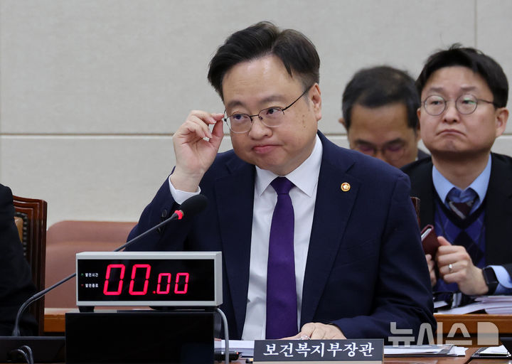 [서울=뉴시스] 조성우 기자 = 조규홍 보건복지부 장관이 18일 오후 서울 여의도 국회에서 열린 보건복지위원회 전체회의에서 안경을 고쳐 쓰고 있다. 2025.03.18. xconfind@newsis.com