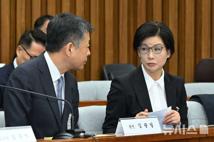 [서울=뉴시스] 국회사진기자단 = 김광일 홈플러스 대표이사 겸 MBK 부회장과 조주연 홈플러스 사장이 18일 서울 여의도 국회에서 열린 정무위원회 홈플러스 기업회생절차에 대한 현안 질의에 참석해 대화하고 있다. 2025.03.18. photo@newsis.com