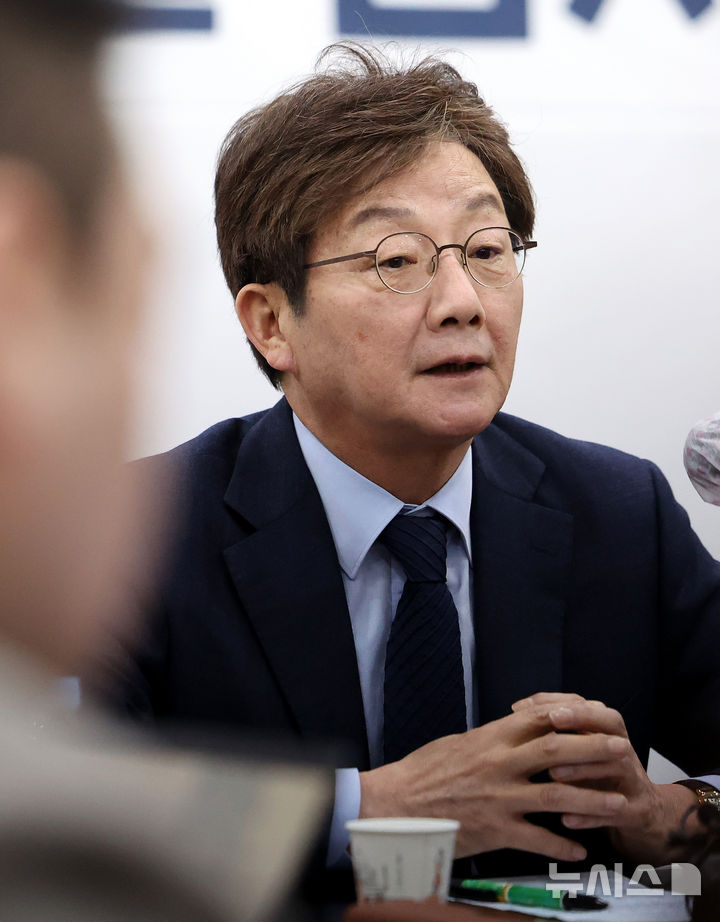 [대구=뉴시스] 이무열 기자 = 유승민 전 국민의힘 의원이 18일 대구 수성구 국민의힘 대구시당에서 지역 기자들과 간담회를 갖고 있다. 2024.03.18. lmy@newsis.com