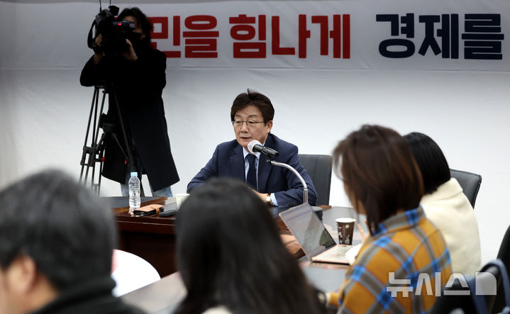 [대구=뉴시스] 이무열 기자 = 유승민 전 국민의힘 의원이 18일 대구 수성구 국민의힘 대구시당에서 지역 기자들과 간담회를 갖고 있다. 2024.03.18. lmy@newsis.com