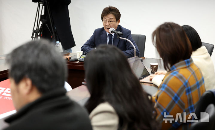 [대구=뉴시스] 이무열 기자 = 유승민 전 국민의힘 의원이 18일 대구 수성구 국민의힘 대구시당에서 지역 기자들과 간담회를 갖고 있다. 2024.03.18. lmy@newsis.com