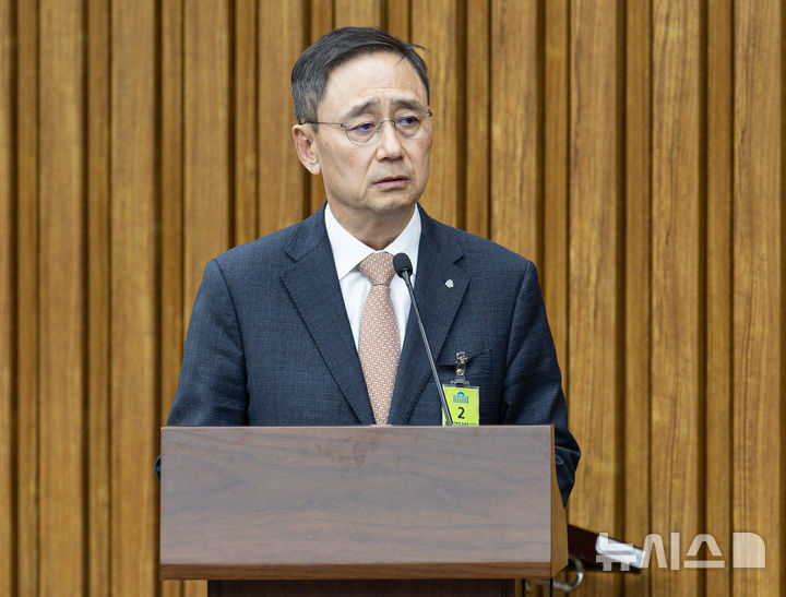 [서울=뉴시스] 국회사진기자단 = 금정호 신영증권 사장이 18일 오전 서울 여의도 국회 정무위원회에서 열린 홈플러스·MBK 파트너스 및 삼부토건 관련 긴급 현안질의에서 의원 질의에 답변하고 있다. 2025.03.18. photo@newsis.com