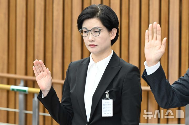 [서울=뉴시스] 국회사진기자단 = 조주연 홈플러스 공동대표가 18일 오전 서울 여의도 국회에서 열린 정무위원회 '홈플러스·MBK 파트너스 및 삼부토건'에 대한 긴급 현안질의에 증인으로 출석해 증인선서를 하고 있다. 2025.03.18. photo@newsis.com