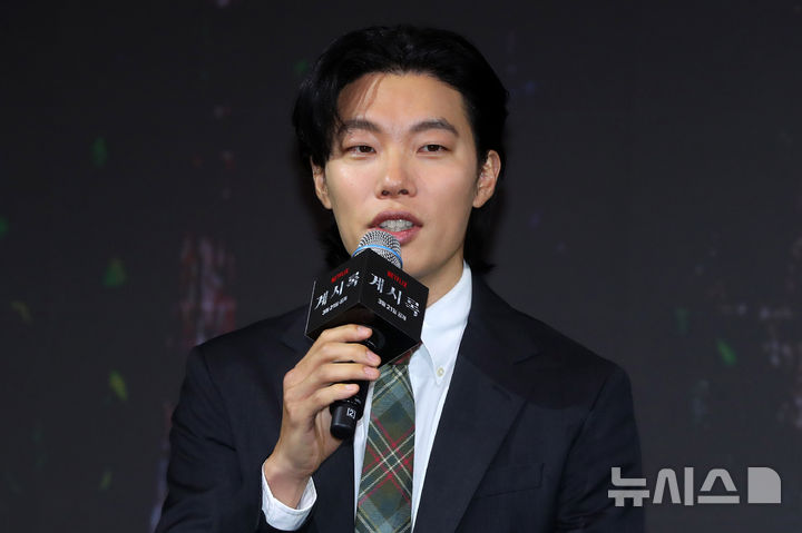 [서울=뉴시스] 김혜진 기자 = 배우 류준열이 18일 오전 서울 마포구 호텔 나루에서 열린 넷플릭스 영화 '계시록'(감독 연상호) 제작보고회에서 인사말을 하고 있다. 2025.03.18. jini@newsis.com