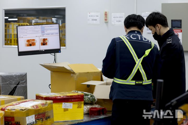 [인천=뉴시스] 공항사진기자단 = 18일 인천 중구 인천공항세관 특송물류센터 검사장에서 관세청 직원들이 마약류 성분 함유 불법의약품 적발 급증에 따른 집중 단속 X-RAY 검사를 진행하고 있다. 2025.03.18. photo@newsis.com